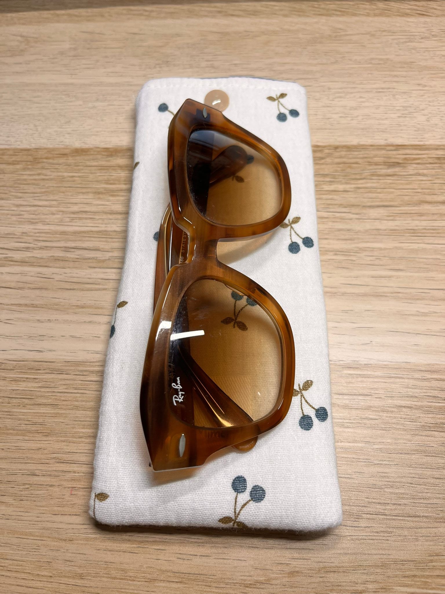 Funda gafas cerezas